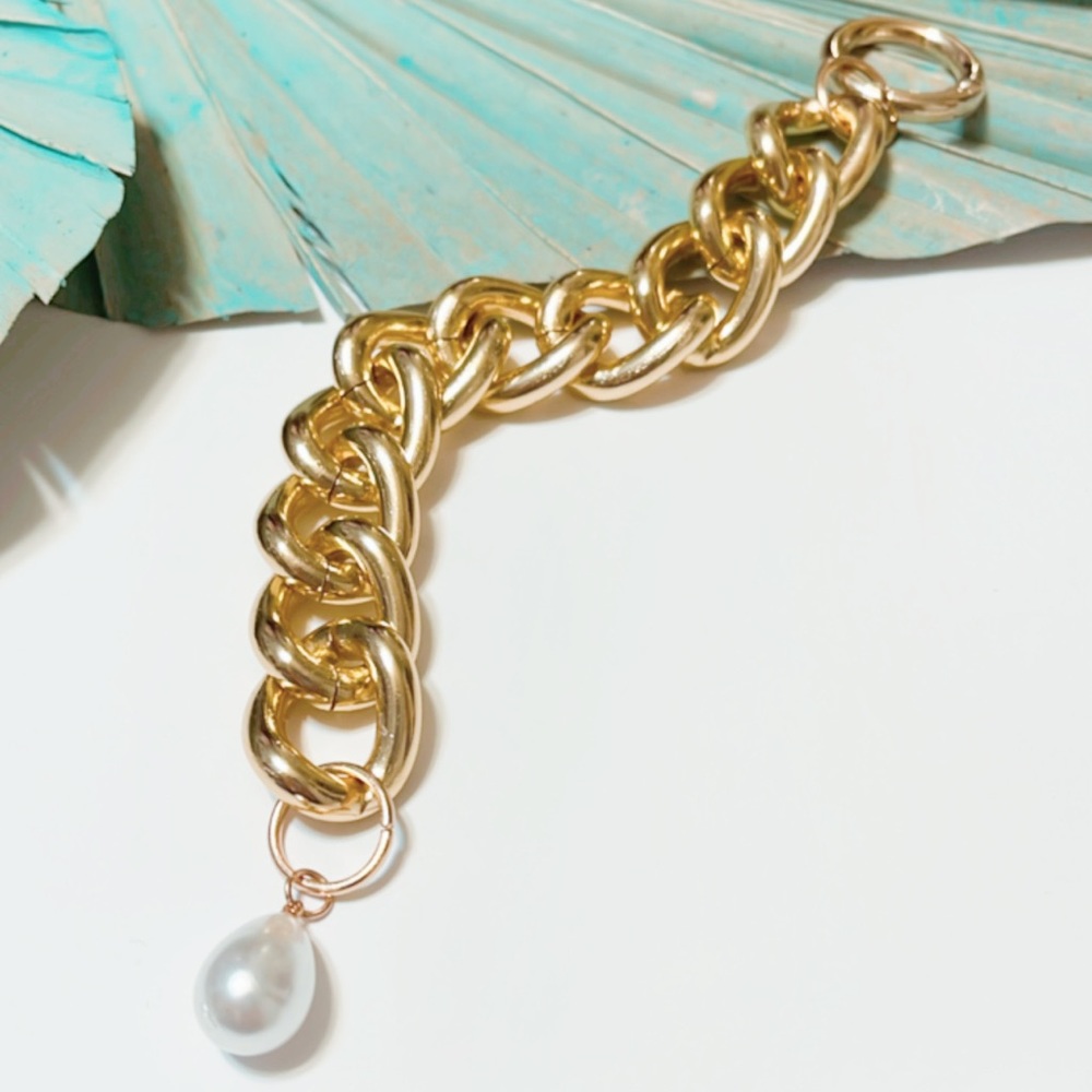 Thick gold chain bracelet